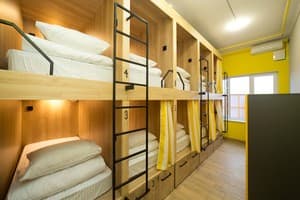 Хостел Hotel Bee Station. Место в общем 10-местном номере Капсула 1