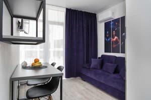 Квартира MYFREEDOM near NIVKY Residential Complex. Апартаменты двухместный в фиолетовой тематике с балконом студия 6 1