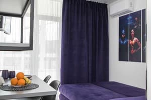 Квартира MYFREEDOM near NIVKY Residential Complex. Апартаменты двухместный в фиолетовой тематике с балконом студия 6 4