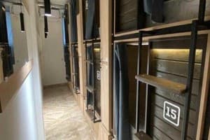 Хостел Uneed friendly. Место в мужском 8-местном номере  1