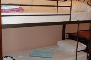 Хостел Voyage. Односпальная кровать в общем номере с 4 кроватями 2