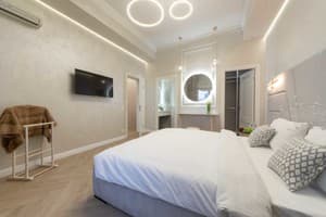 на ул. Крещатик 25 8